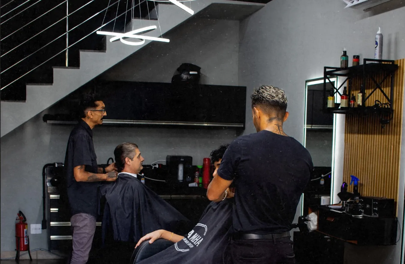 Salão da Damha Barber Shop com barbeiros atendendo